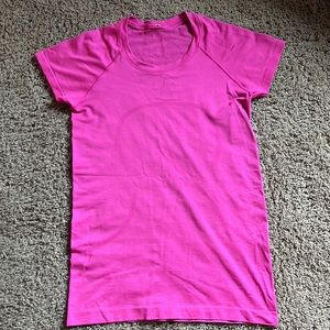 Lululemon swiftly tech short sleeve 2.0 (size 6)